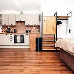 Ricky Road Guest House - Premium